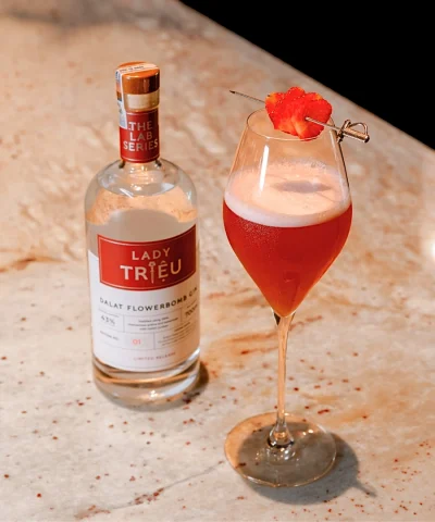9.Lady-Trieu-Dalat-Gin-Strawberry-Rose-Fizz-Cockail